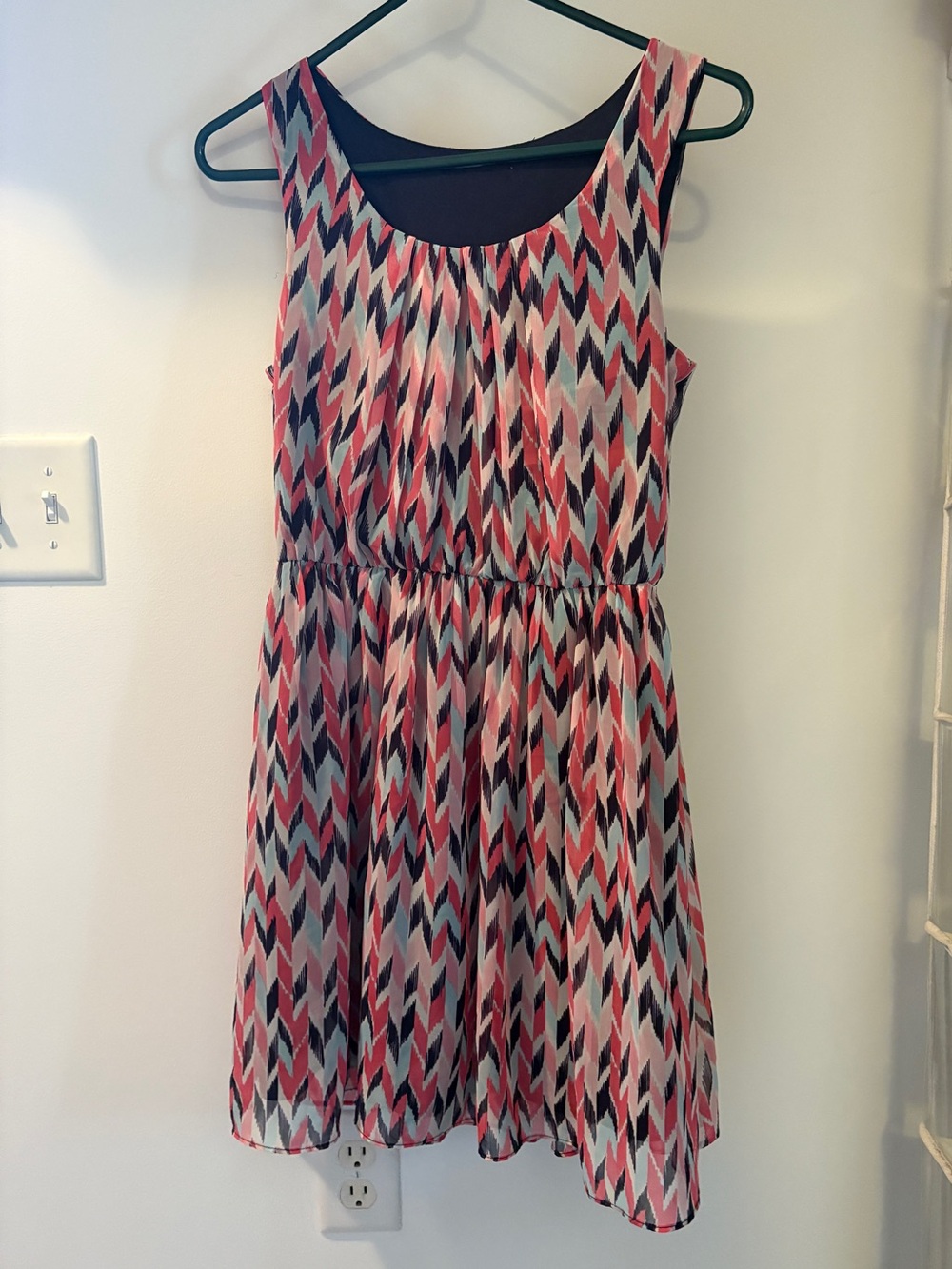 Women’s Sleeveless Chevron Print Dress in Coral, Navy & White (No Brand Tag)